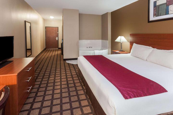 2 Queen Beds (2 of 3)