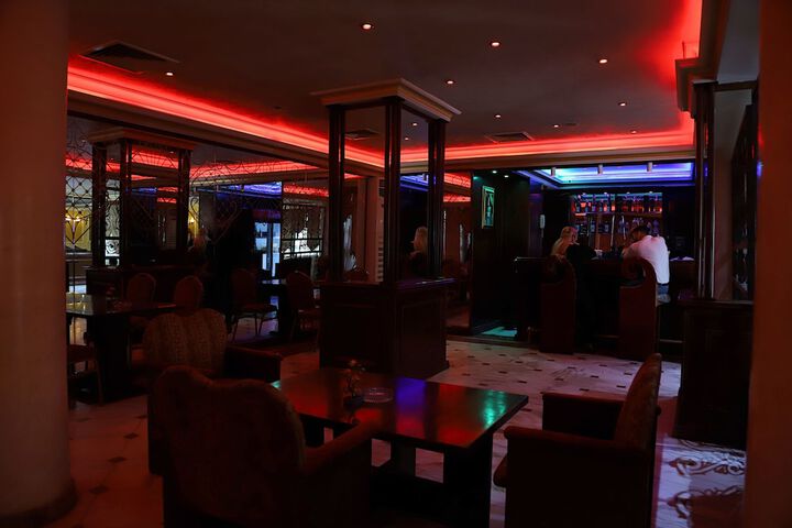Lounge 10 of 12