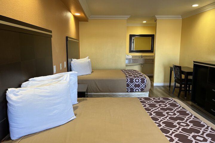 Double Deluxe King Bed (24 of 25)