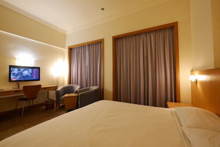Room 5 of 32