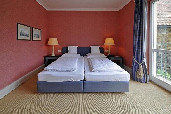 Room 9 of 37