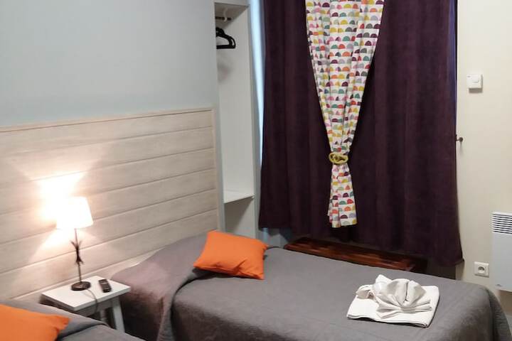 Room 10 of 28