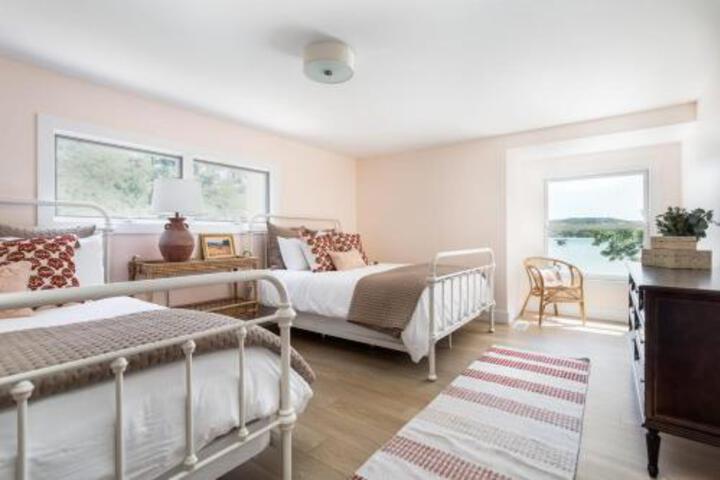 Little Glen Cottage with Direct Beach Frontage and Hot Tub in Empire, MI