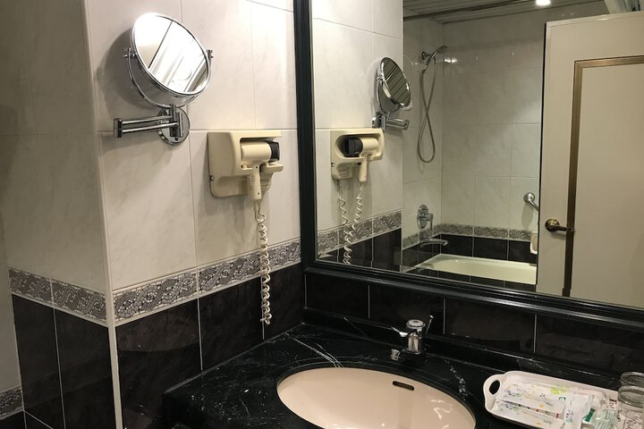 Room 27 of 44