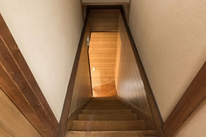Room 9 of 15