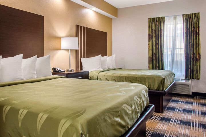 1 Queen Bed (7 of 17)