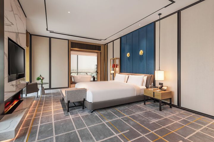Room 4 of 90