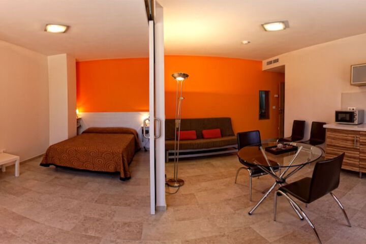 Room 2 of 33