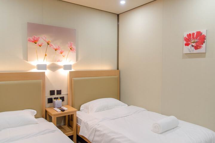 Room 6 of 13