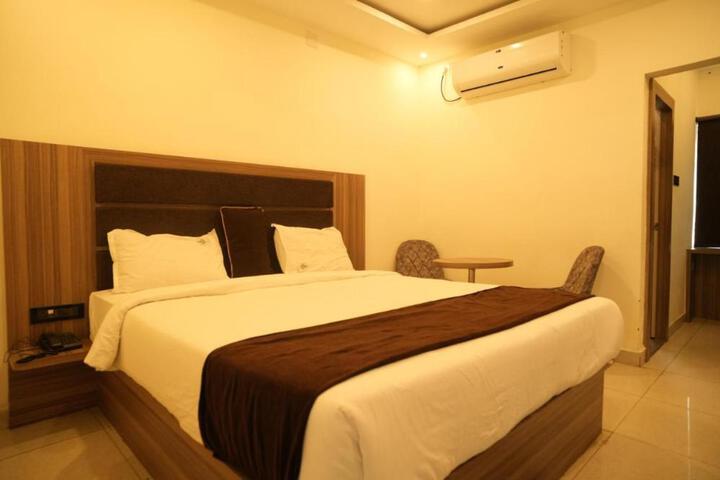 11 Leaf Hotel