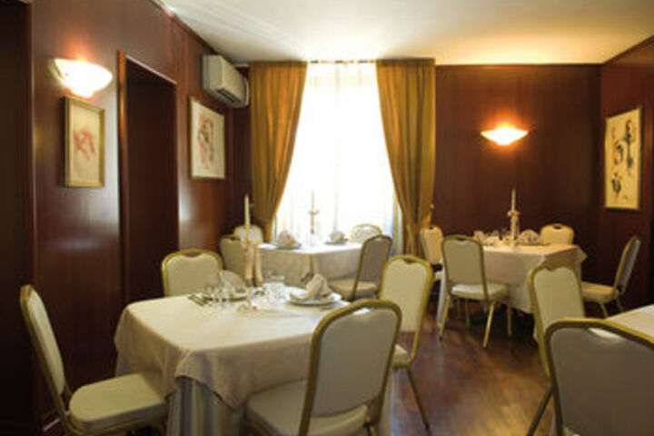 Ballroom/Hall 4 of 32