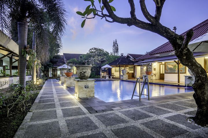 Hotel with Pool