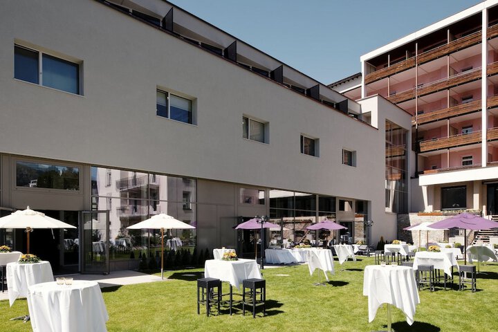 Hotel Exterior 80 of 84