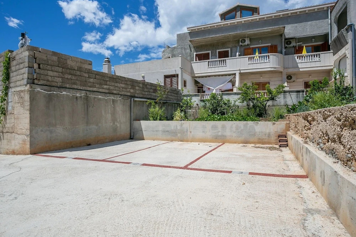Simplistic Holiday Home in Sumartin near Sea Beach