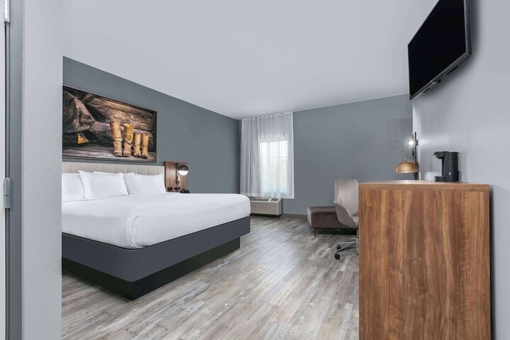 1 King Bed Deluxe Room (7 of 9)