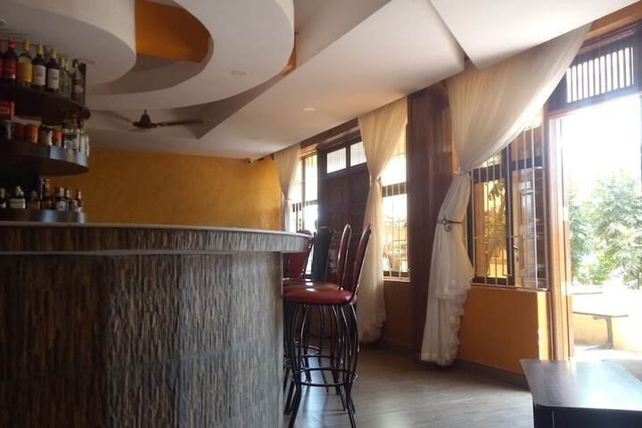 Lounge 27 of 40