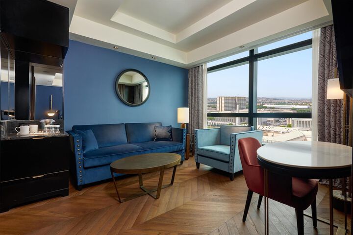 Lounge 78 of 147