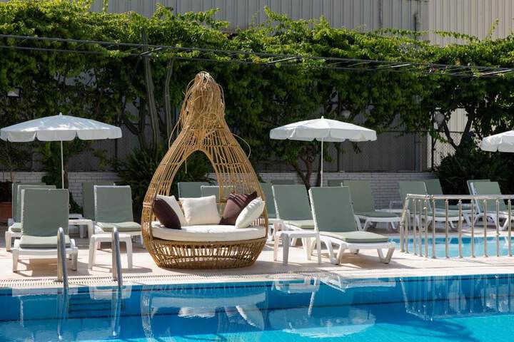 Hotel Pool