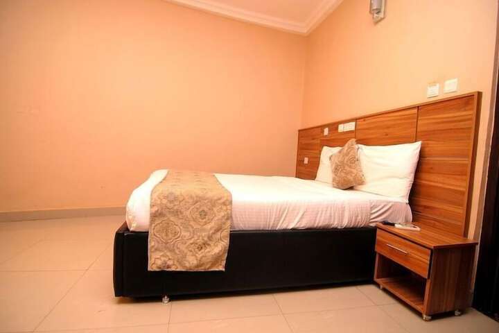 Room 4 of 48