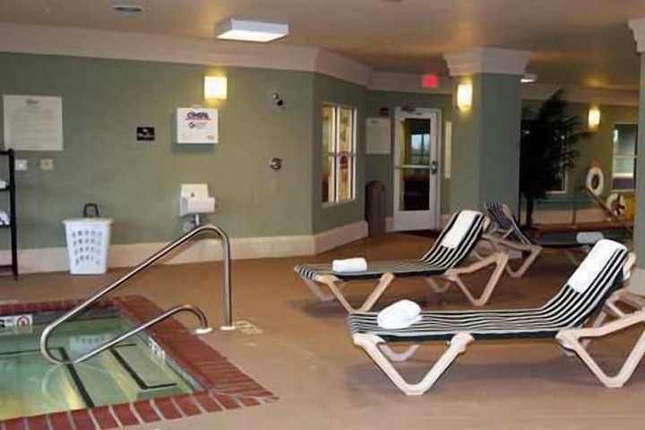 Indoor spa tub