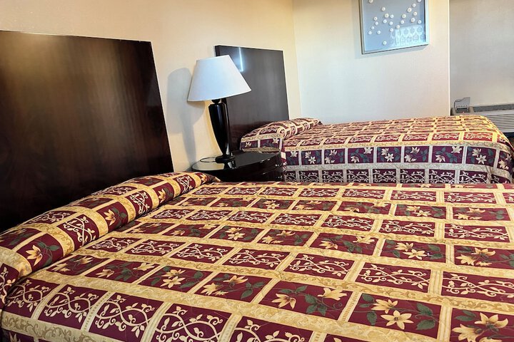 1 Queen Bed (7 of 8)