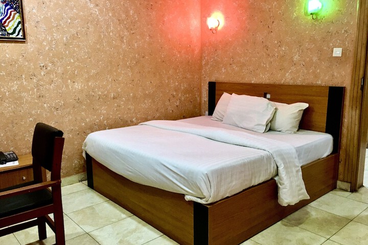 Room 12 of 35