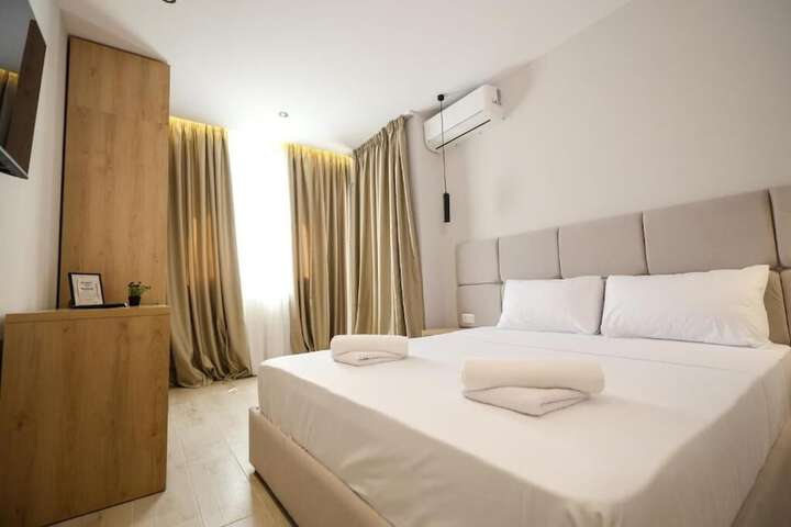 Room 3 of 65