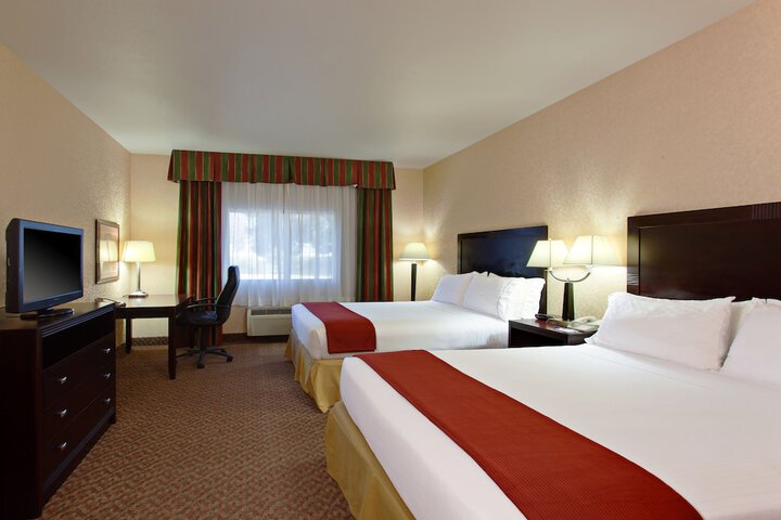 2 Queen Beds (5 of 6)