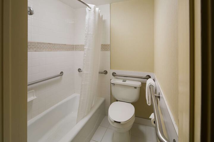 1 Queen Bed Refrigerator WiFi (7 of 10)