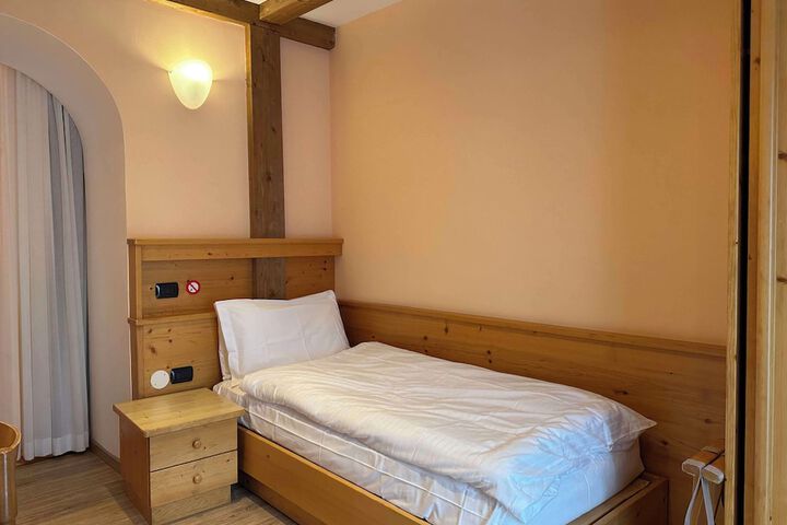 Room 12 of 107