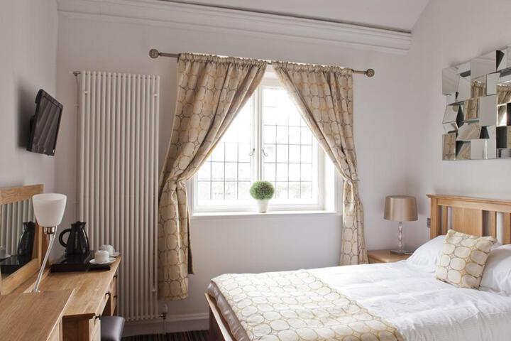 Room 8 of 12