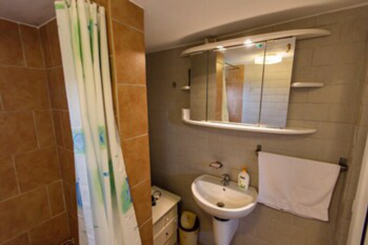 Room 6 of 25