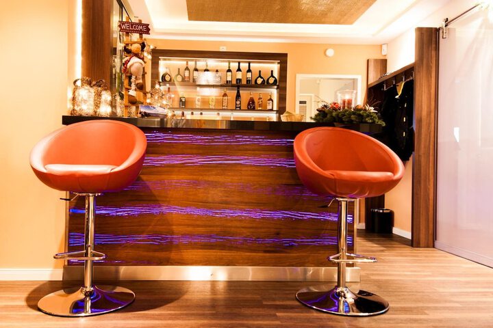 Lounge 47 of 63