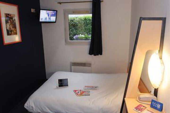 Room 8 of 12