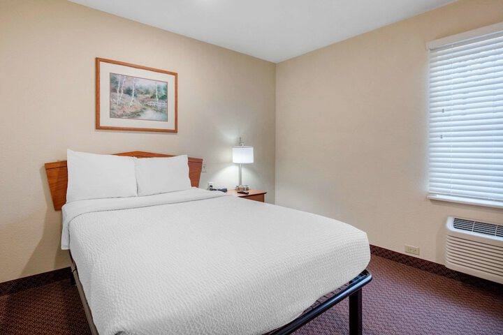 1 Queen Bed Efficiency (4 of 5)