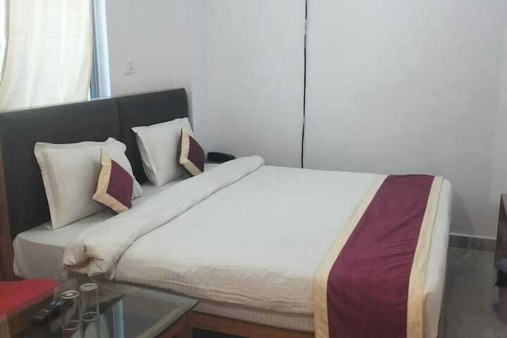 Room 4 of 16