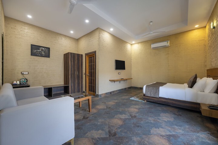 Room 10 of 74