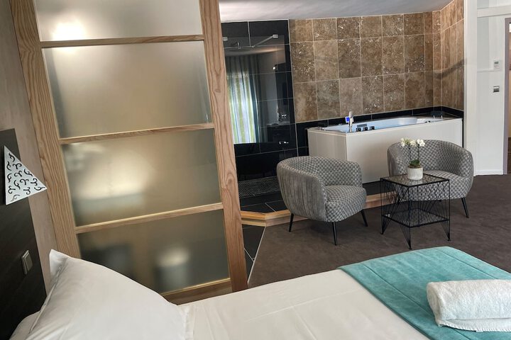 Room 14 of 77