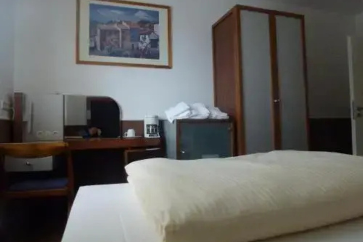 Room 4 of 16