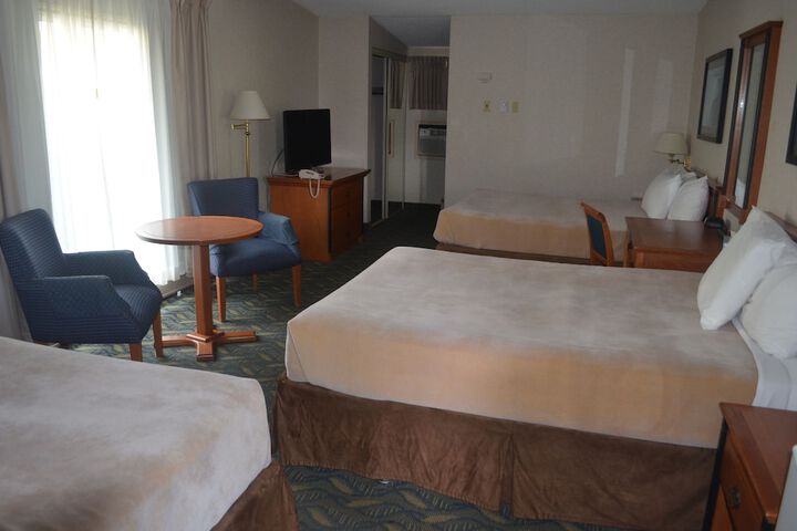 2 Queen Beds Premium (2 of 11)