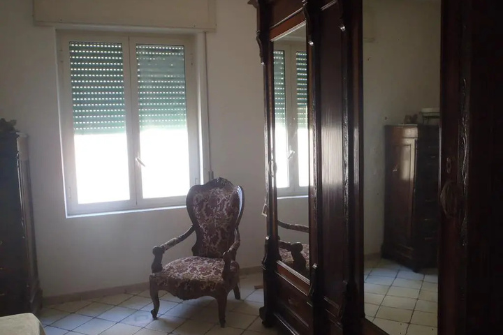 Room 5 of 11