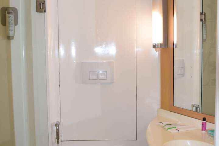 Room 17 of 76