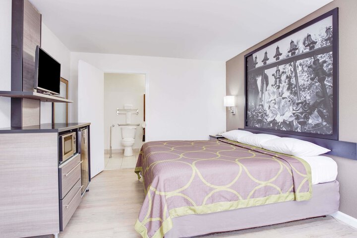 1 King Bed (2 of 5)