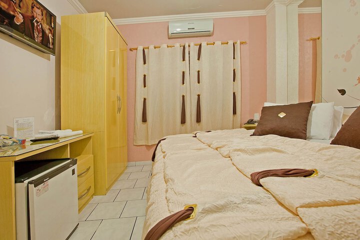 Room 4 of 12