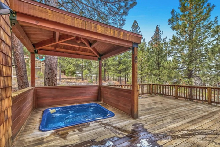 Private spa tub