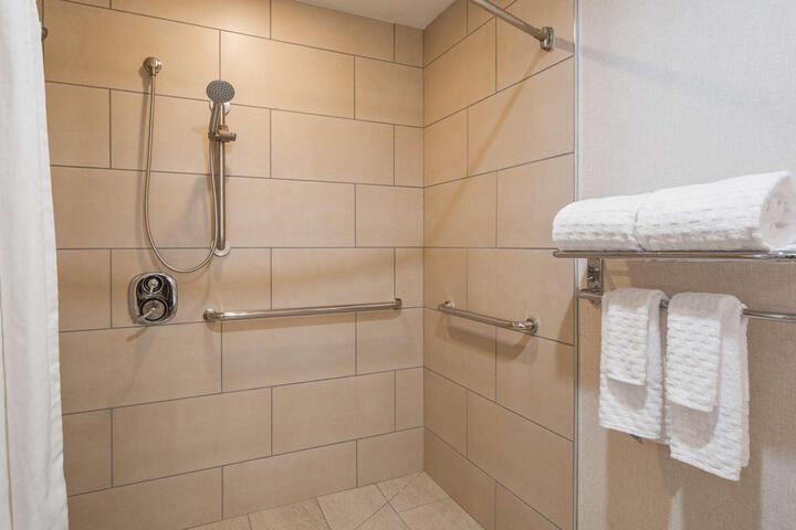 2 Queen Beds Microwave and Refrigerator Full Breakfast (1 of 18)