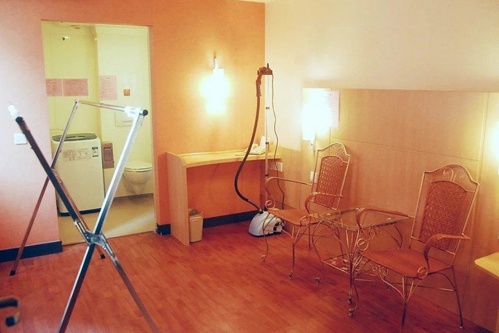 Room 12 of 22