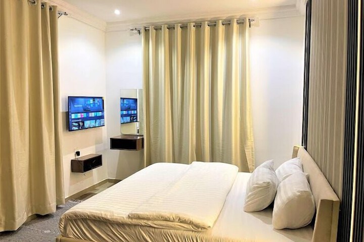 Room 8 of 68