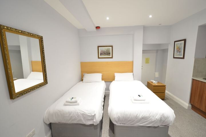 Room 44 of 371