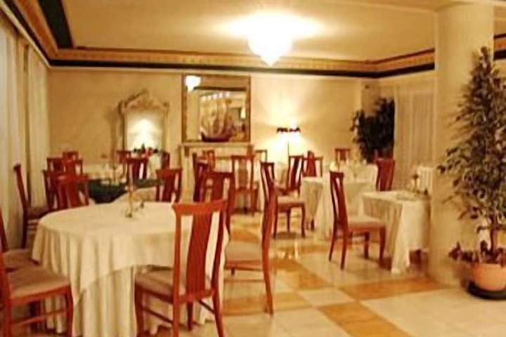 Dining 21 of 38